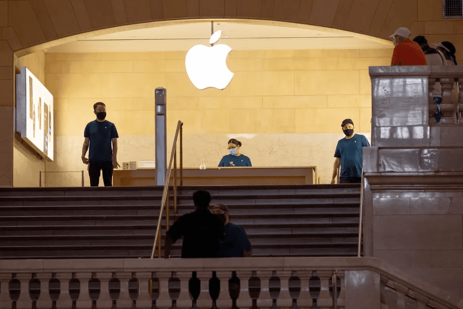Apple Store Employees Start Collecting Signatures at Grand Central Terminal for Forming Union